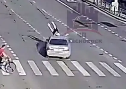 В центре Красноярска иномарка пролетела на «красный» и сбила самокатчика (видео)