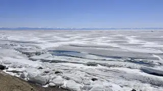 Выход на лед запретили на Байкале из-за потепления и образования трещин