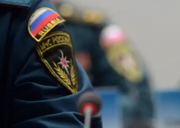 В Красноярском крае спасатели вывезли на вертолете из тайги охотника