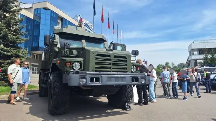 В Красноярске десятки детей выстроились в очереди, чтобы забраться в бронемашину