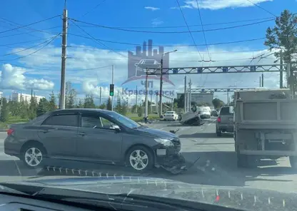 В Красноярске в районе Николаевского моста перевернулась Honda 