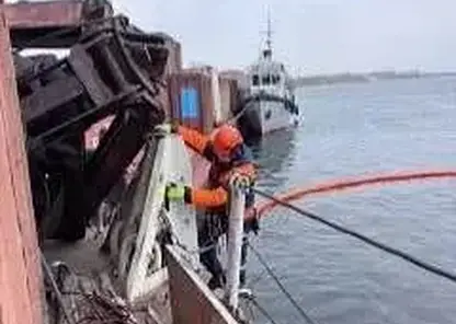 Разлив дизельного топлива на Енисее в Красноярске: спасатели локализуют загрязнение