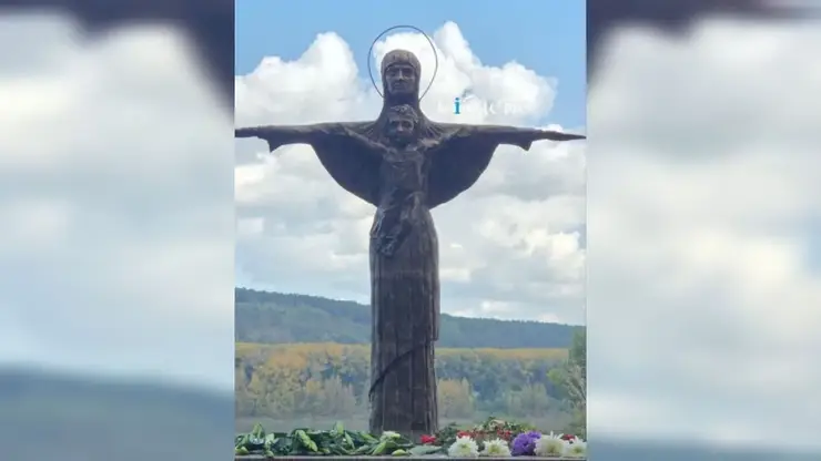 Необычный памятник матери с младенцем появился в Кемерове