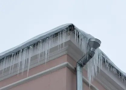 Около 500 домов в Красноярске находятся в зоне риска из-за сосулек