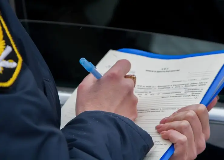 В Красноярске приставы заставили УК отремонтировать подъезды