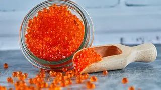 Почему нельзя покупать икру и морепродукты в интернете? Эксперт предупреждает об опасности