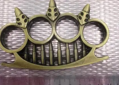 Красноярские таможенники нашли кастет в багаже туристки из Китая