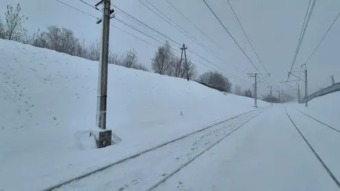 В Кемеровской области школьники катались на ледянках по ведущему к рельсам склону