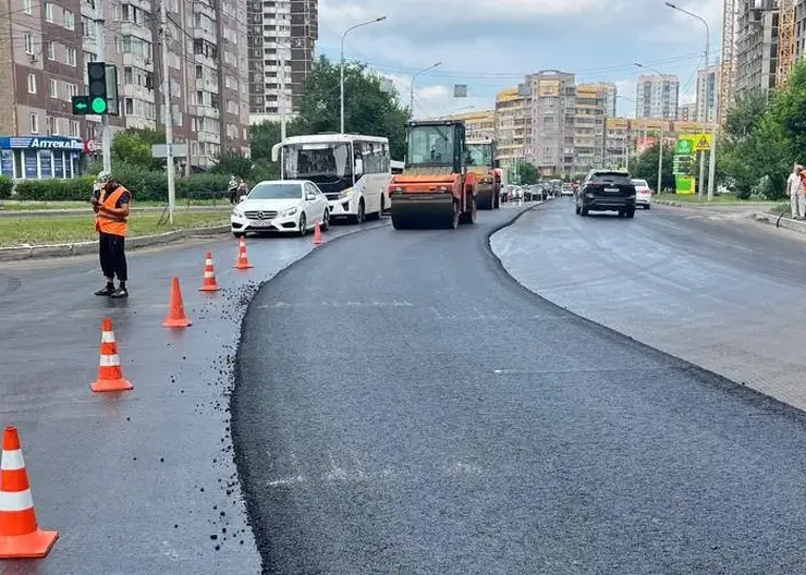 В Красноярске на Октябрьской укладывают новый асфальт