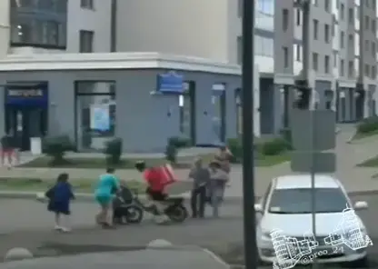 В Красноярске доставщик «Самоката» чуть не врезался в автомобиль и сбил коляску с ребёнком