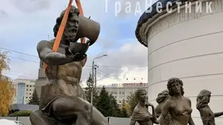 Скульптуры «Реки Сибири» вернулись на Театральную площадь после реставрации в центре Красноярске