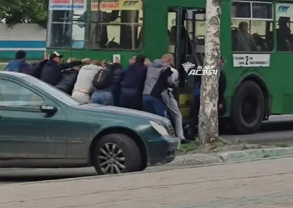 Жителям Новосибирска утром 22 июня пришлось толкать троллейбус