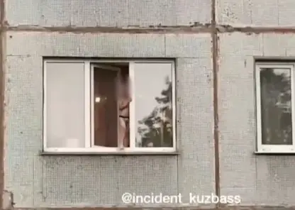 Дети остались без присмотра и чуть не выпали из окна в Кузбассе