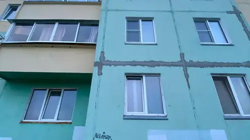 В Красноярском крае 2-летний мальчик выпал из окна, пока родители смотрели телевизор