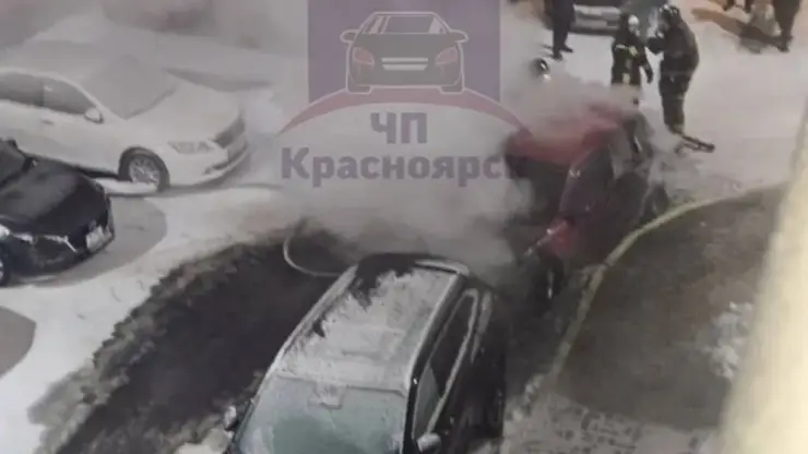 В Красноярске во дворе на Шумяцкого загорелись две машины