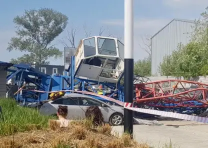 Крановщица погибла при падении строительного крана на автомобиль в Новосибирске