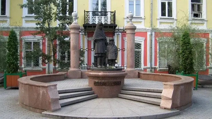 Первый в РФ памятник детям войны, установленный в центре Красноярска в 2005 году, перенесут на новое место