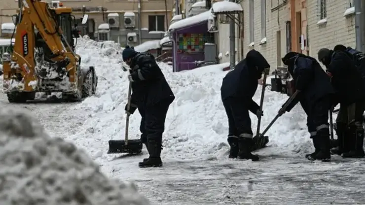 Россиянам посоветовали вместо жалоб на плохую уборку снега скинуться на рабочих