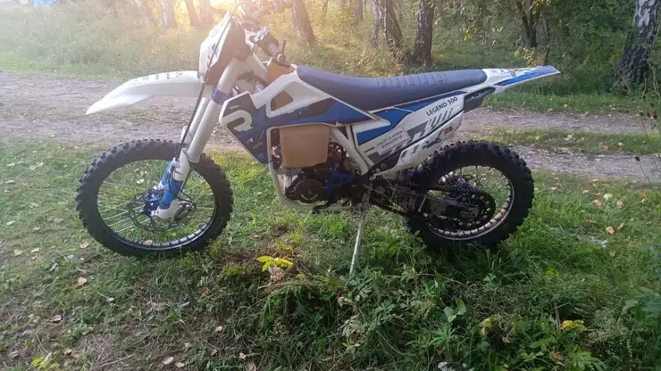 В Красноярском крае мотоциклист врезался в дерево и погиб