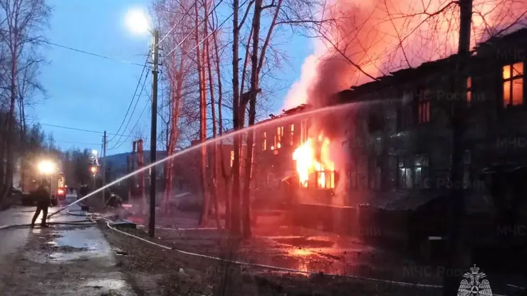 В Приангарье ночью 26 мая огонь уничтожил многоквартирный дом