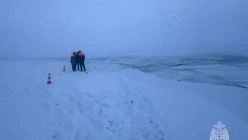 В Якутске автомобиль провалился под лед: два человека погибли