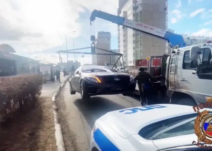 В Красноярске задержали 20-летнего бесправника на тонированном Mercedes с подложными номерами