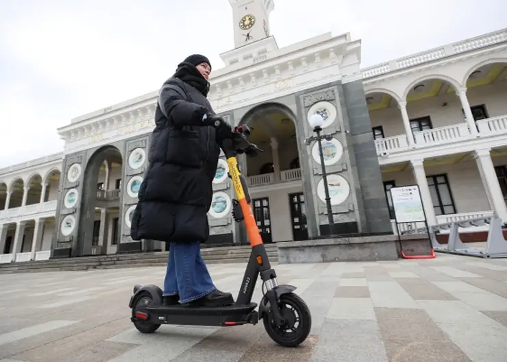 В Барнауле 78-летняя бабушка на электросамокате врезалась в автомобиль
