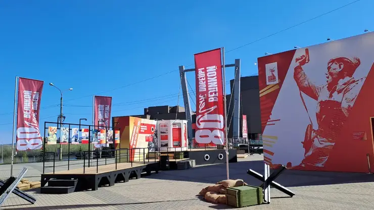 На площади Мира в Красноярске открылась уличная выставка в честь 80-летия Победы