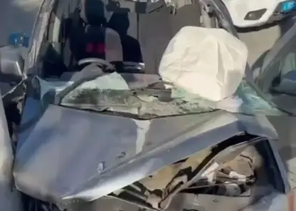 Стрела автокрана срезала крышу автомобиля на Камчатке. Две женщины погибли