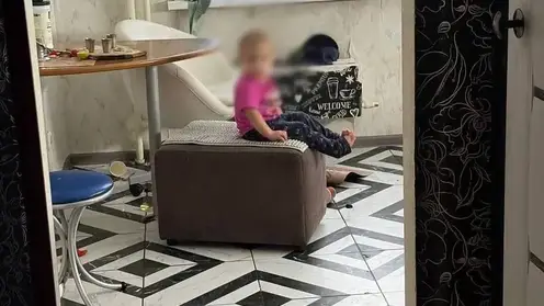 Годовалая девочка забралась на окно четвёртого этажа и едва не выпала из многоэтажки в Красноярске