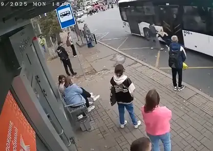 Водитель автобуса в Омске протащил ребенка по асфальту: видео инцидента