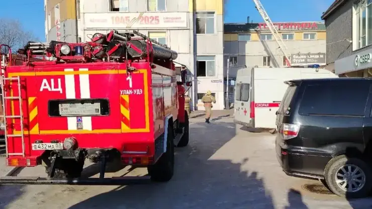Пожар в ТЦ «Баянгол» в Улан-Удэ: пять человек отравились угарным газом, огонь охватил всё здание