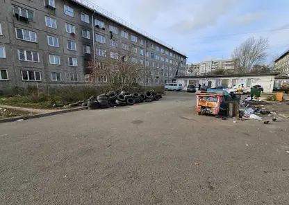 Красноярцы пожаловались на старые шины на мусорных площадках