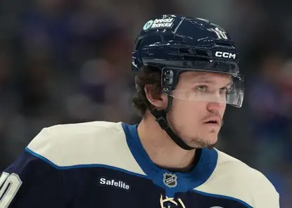 Выступающий за «Коламбус» хоккеист из Иркутской области Дмитрий Воронков нокаутировал соперника в матче НХЛ