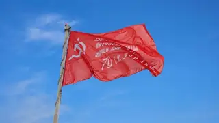 В Красноярске возле администрации города подняли копию Знамени Победы