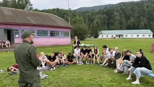 Ветераны СВО провели лекцию в красноярском детском лагере ко Дню железнодорожника
