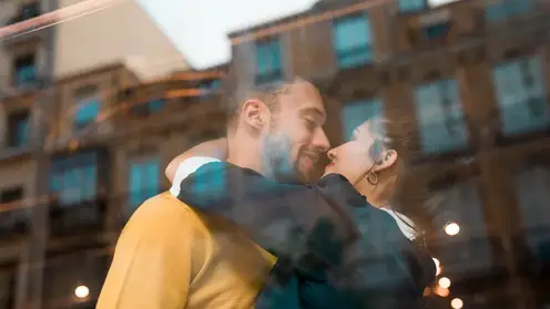 Юрист рассказала красноярцам, какое наказание грозит за поцелуй на улице