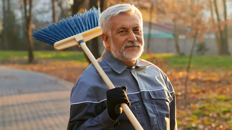 В Красноярском крае острая нехватка желающих работать дворниками