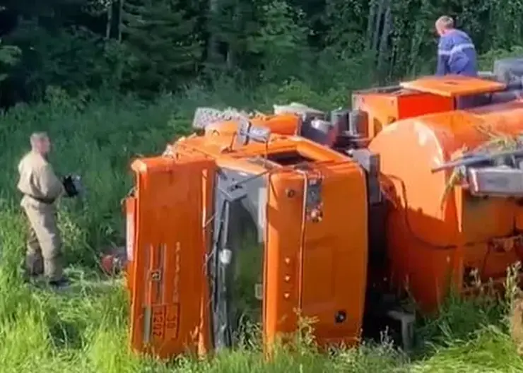 Бензовоз с топливом опрокинулся в Иркутской области (видео)