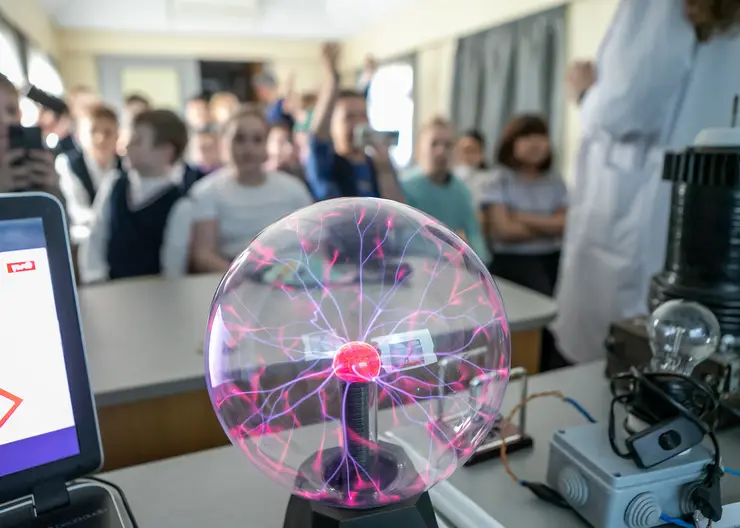 Школьники Красноярска изучили правила безопасности на железной дороге с помощью научного шоу «Без фокусов!»