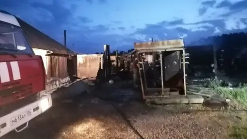 Пожарные предотвратили взрыв 2 баллонов при пожаре в доме в Шарыповском районе