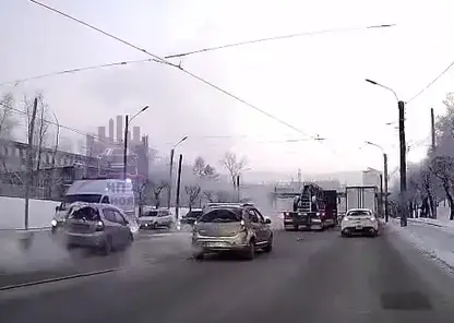 Легковушка столкнулась с машиной скорой помощи на правом берегу Красноярска