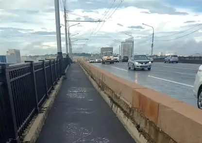 На Коммунальном мосту в Красноярске сделали пешеходную дорожку с одной стороны