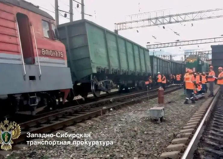 Электровоз и пустой вагон сошли с рельсов в Кемеровской области