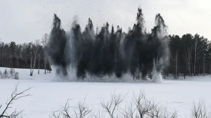 Лед на Томи взорвали специалисты из Красноярска