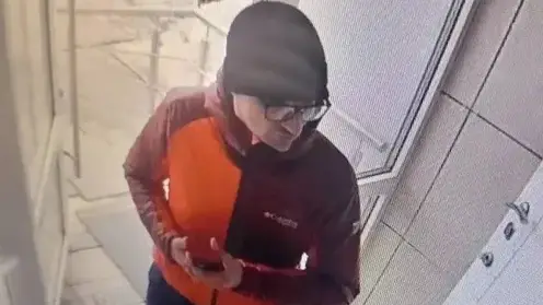 В Ачинске мужчина в оранжевой куртке ограбил ювелирный магазин на 5 млн рублей