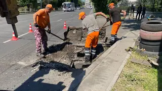 В Красноярске меняют дождеприёмные плиты и решётки ливневой канализации