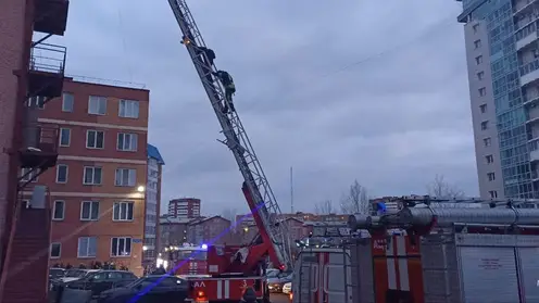 В Красноярске спасли 59 человек из горящего дома