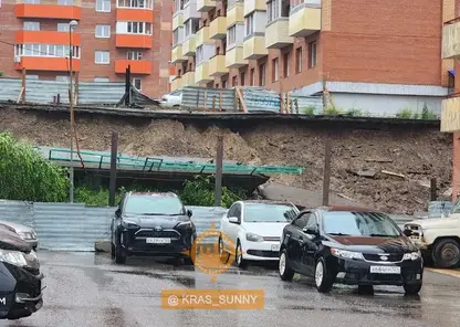 В Солнечном обрушилась подпорная стена из-за сильного дождя