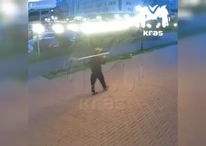 В Красноярске агрессивный мужчина с лопатой пугает жителей Тихих зорь
